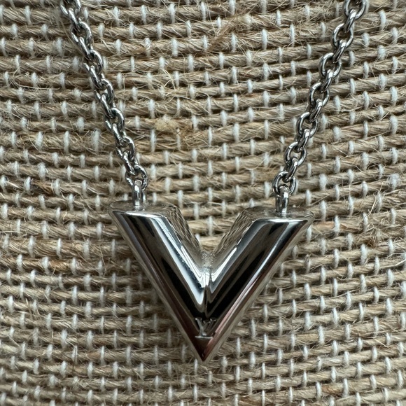 Louis Vuitton V necklace with full inclusion - Picture 2 of 6